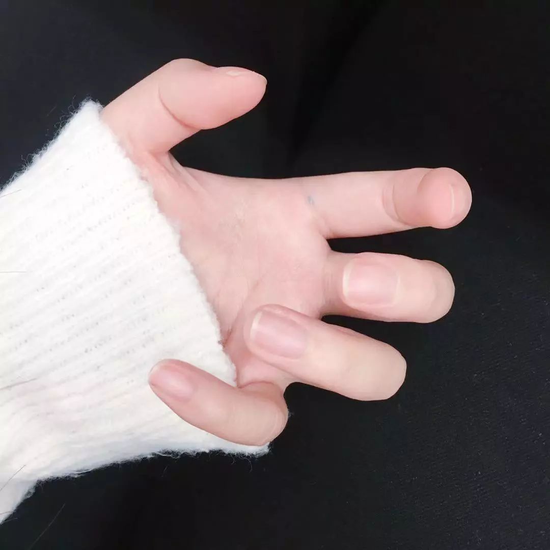 怎么用Picart和美图秀秀P出手握爱心的图?