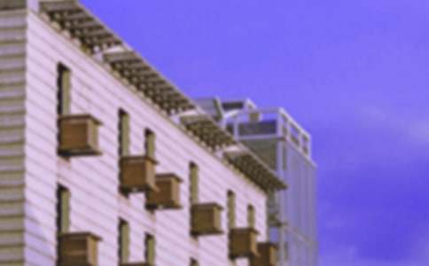 一间小药房，药品里面藏，房子涂白色，十字画中央。（打一物）