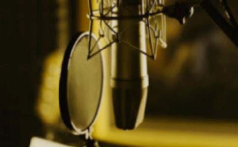 山里姑娘爱唱歌，蹦蹦跳跳下山坡，踏遍人间不平路，化作滔滔万里波。（打一自然现象）