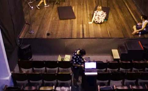 演员打斗真叫绝（打一字）