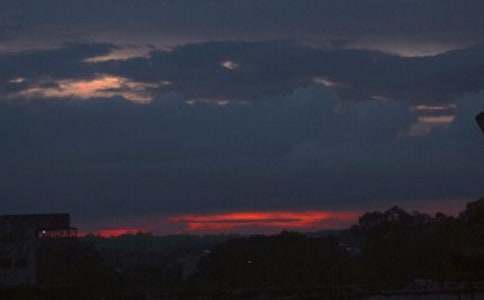 黑夜追逐现代诗歌