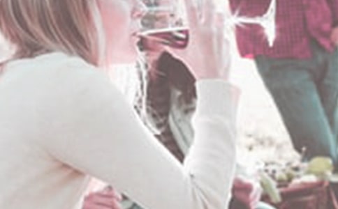 女人喝酒中学写人作文