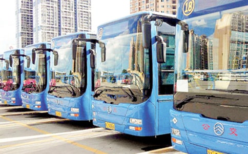 公交车上的一幕叙事作文